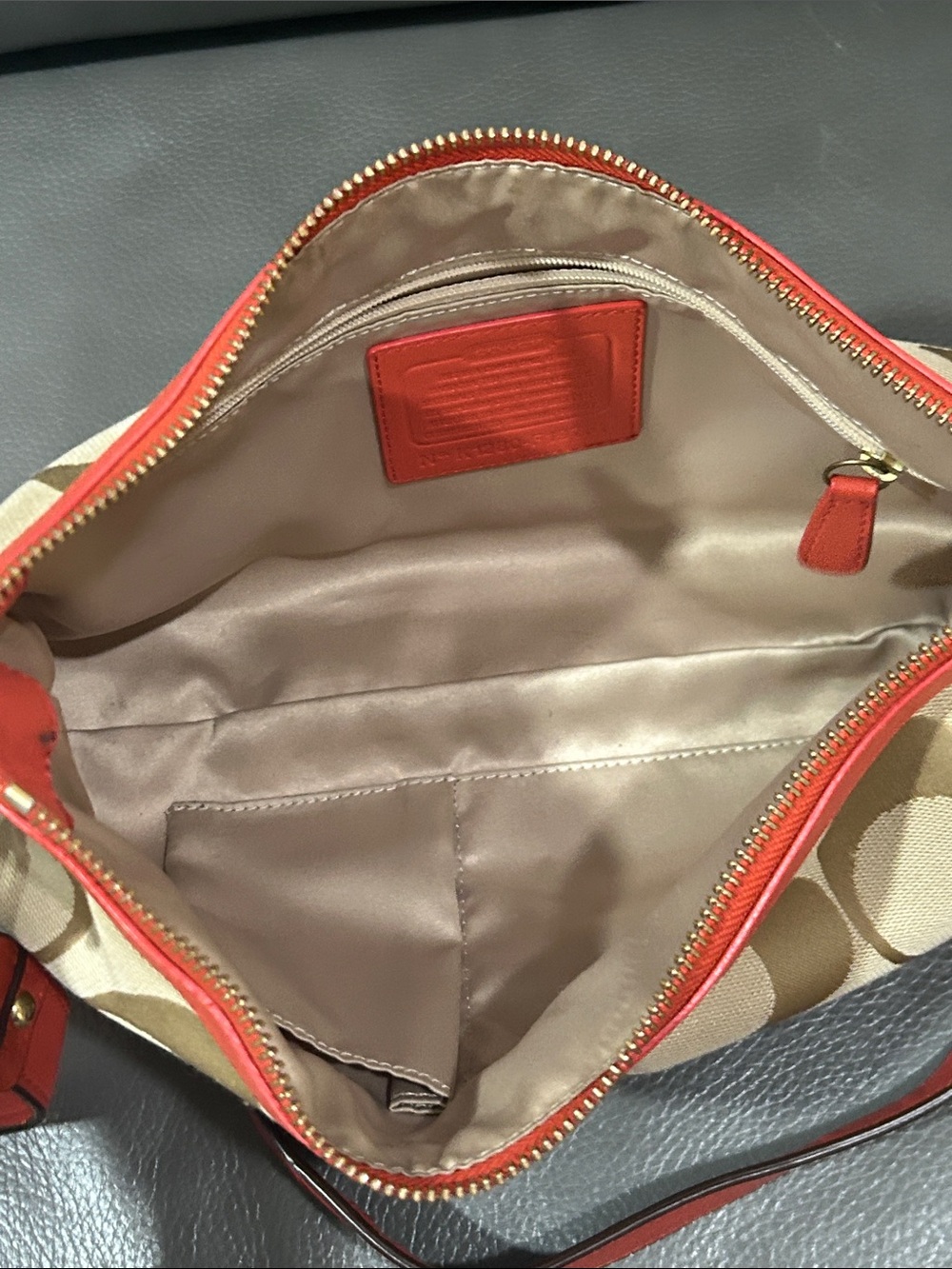 Coach Signature Hobo crossbody bag GUC - Picture 12 of 16